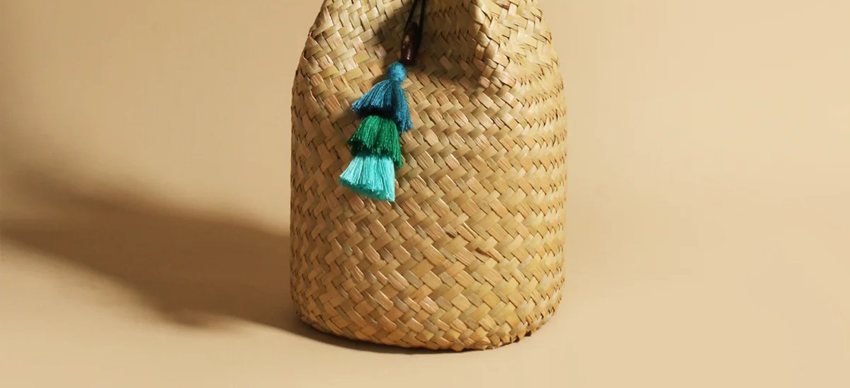 JNIJLI Bohemian Vacation Tassel Woven Bucket Bag - Vintage Green Paper Handbag with Fixed Shoulder Strap, Beaded Detail, and Decorative Tassel for Beach, Wedding, Outing, and Casual Outfits, Beach Bag, Wedding Accessory, Retr