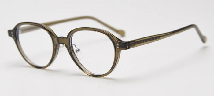 Lumo 06 – Montura ovalada minimalista en TR90 y acetato. Versatilidad sin esfuerzo. Diseño limpio y funcional, perfecta para quienes valoran lo simple y duradero. Su estructura combina ace