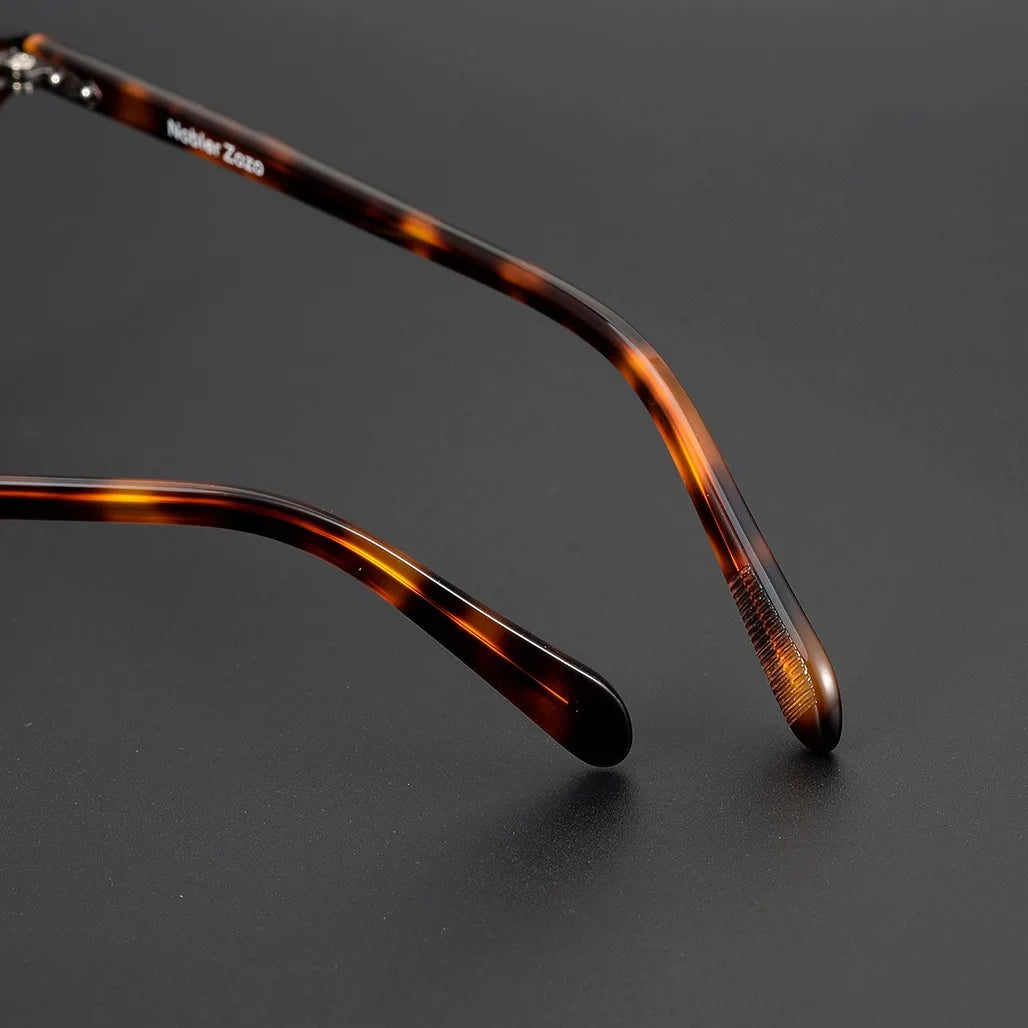 Lumo 07 – Montura redonda artesanal en acetato

Diseño con alma, hecho para durar.
Esta montura de forma redonda y acabado artesanal está fabricada en acetato de alta calidad. Su diseño vintage, elegante y estructurado l