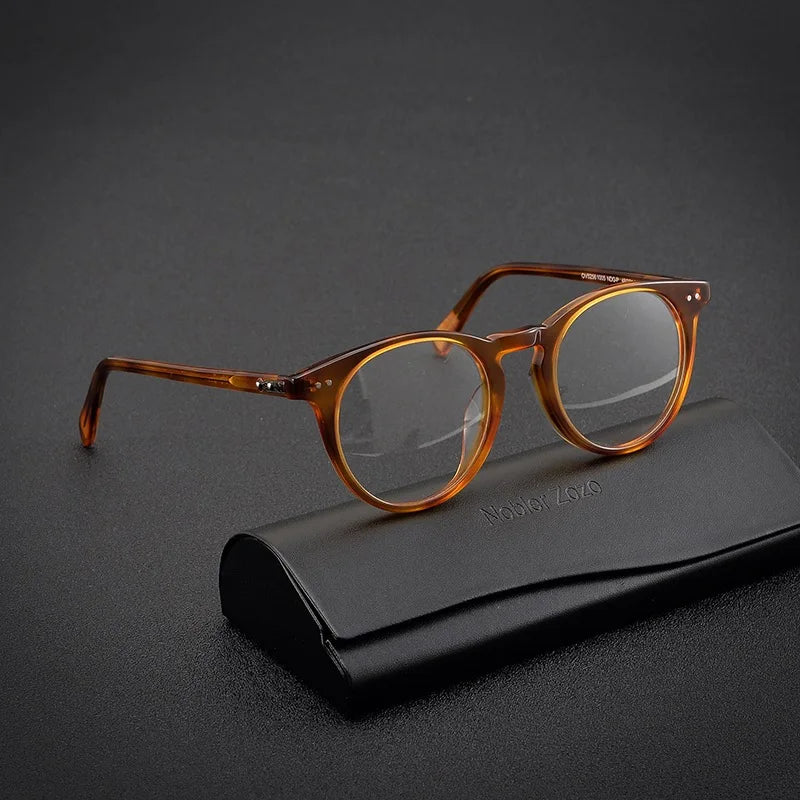 Lumo 07 – Montura redonda artesanal en acetato

Diseño con alma, hecho para durar.
Esta montura de forma redonda y acabado artesanal está fabricada en acetato de alta calidad. Su diseño vintage, elegante y estructurado l