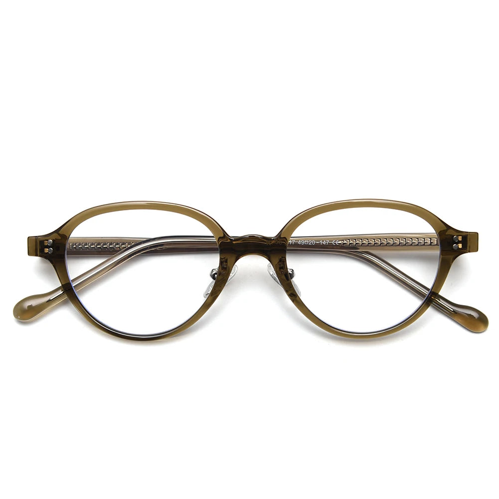 Lumo 06 – Montura ovalada minimalista en TR90 y acetato. Versatilidad sin esfuerzo. Diseño limpio y funcional, perfecta para quienes valoran lo simple y duradero. Su estructura combina ace