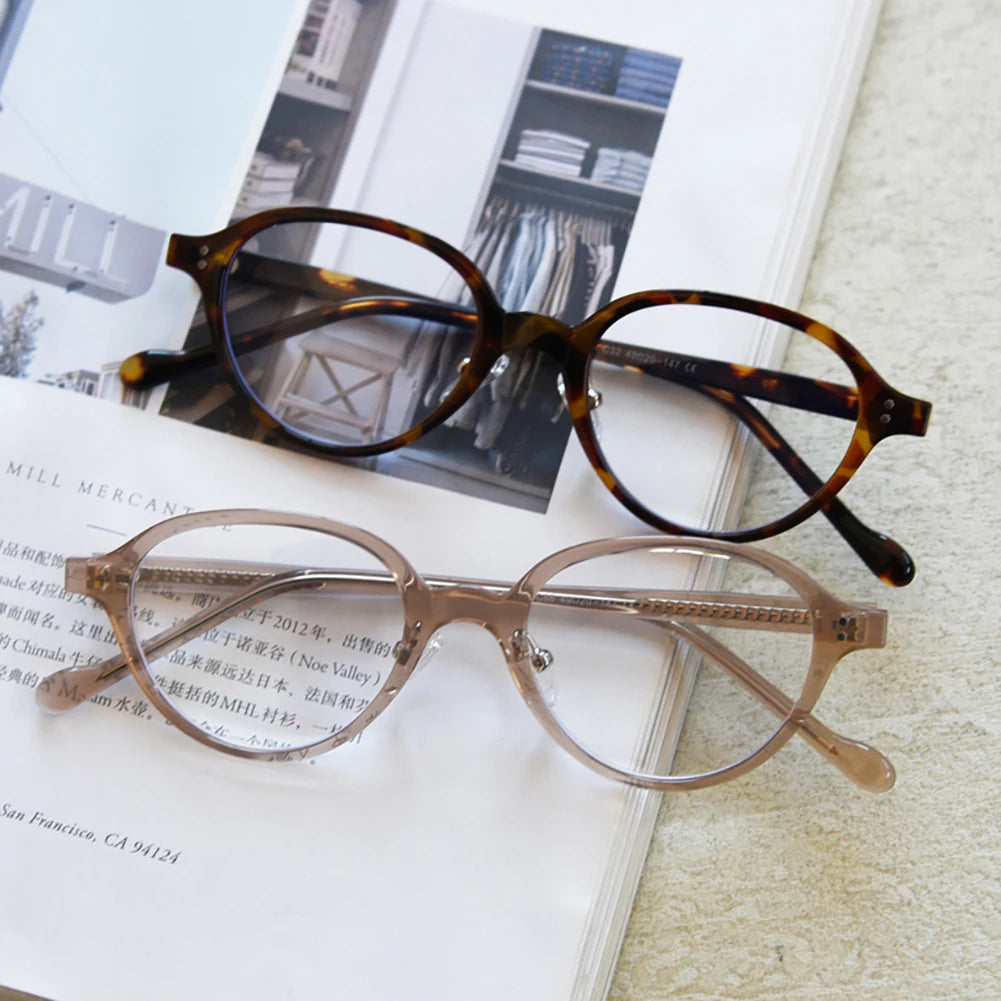 Lumo 06 – Montura ovalada minimalista en TR90 y acetato. Versatilidad sin esfuerzo. Diseño limpio y funcional, perfecta para quienes valoran lo simple y duradero. Su estructura combina ace