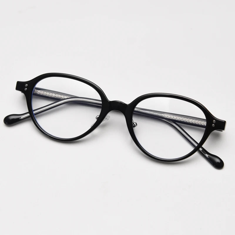 Lumo 06 – Montura ovalada minimalista en TR90 y acetato. Versatilidad sin esfuerzo. Diseño limpio y funcional, perfecta para quienes valoran lo simple y duradero. Su estructura combina ace
