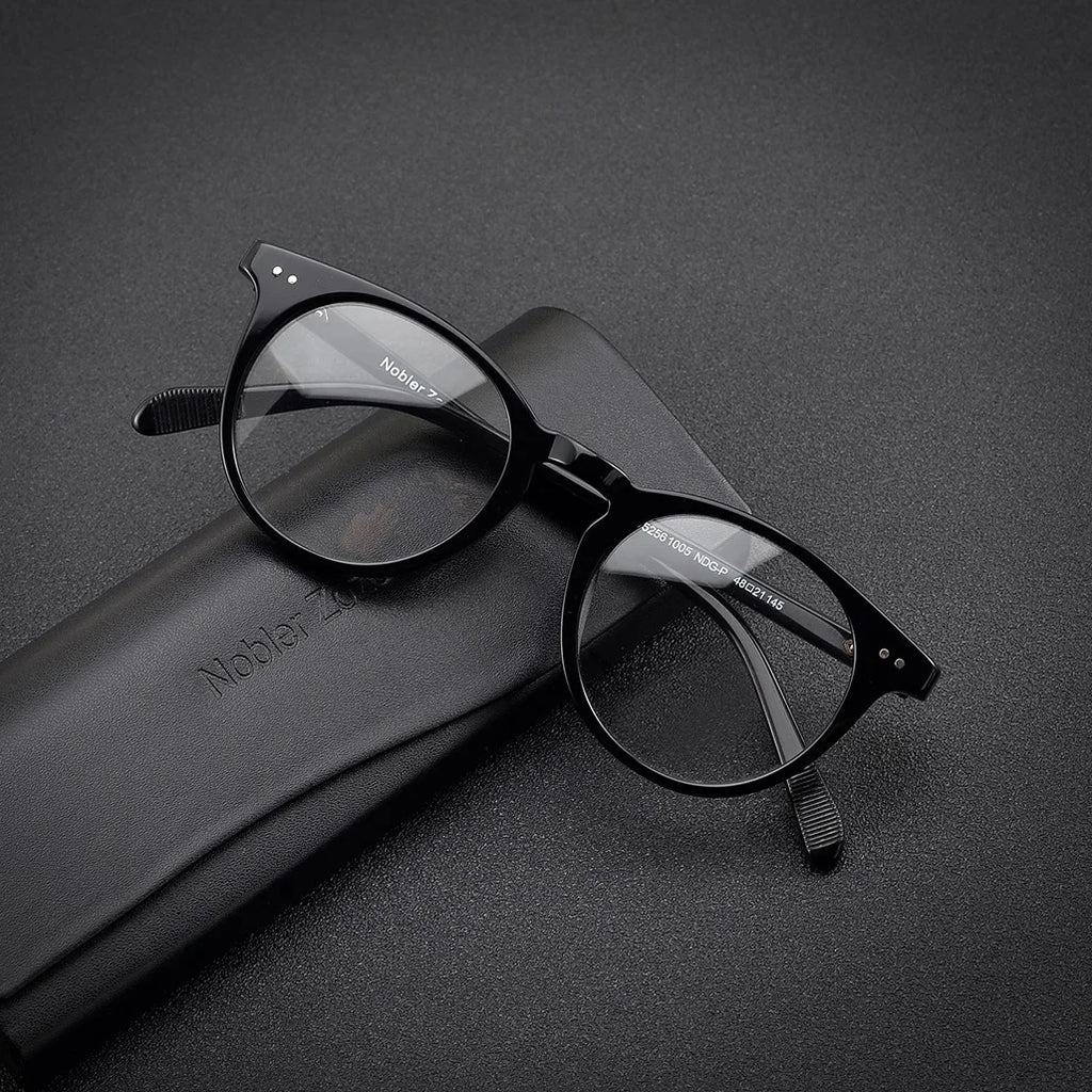 Lumo 07 – Montura redonda artesanal en acetato

Diseño con alma, hecho para durar.
Esta montura de forma redonda y acabado artesanal está fabricada en acetato de alta calidad. Su diseño vintage, elegante y estructurado l