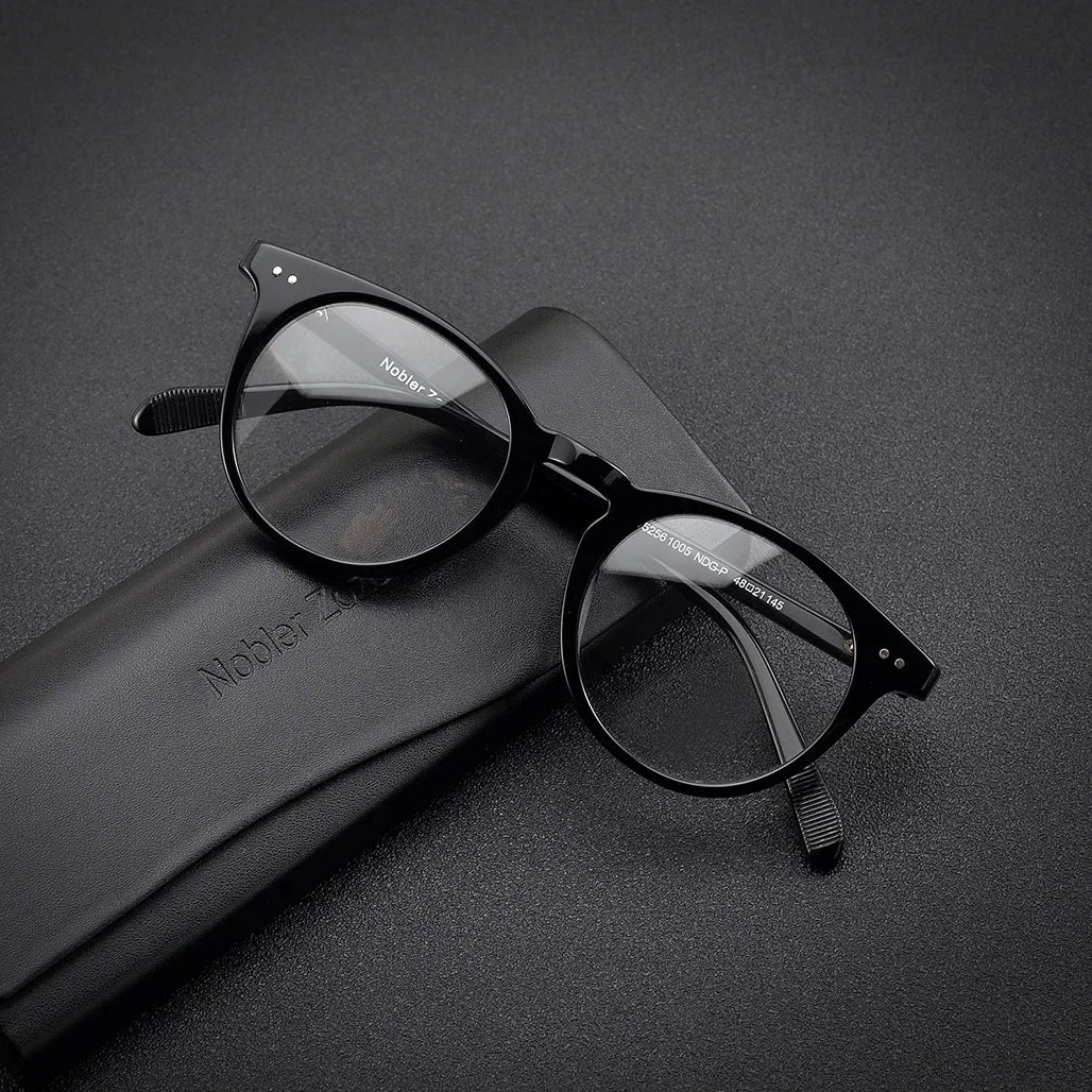 Lumo 07 – Montura redonda artesanal en acetato

Diseño con alma, hecho para durar.
Esta montura de forma redonda y acabado artesanal está fabricada en acetato de alta calidad. Su diseño vintage, elegante y estructurado l
