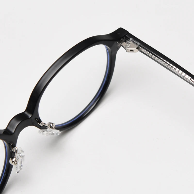 Lumo 06 – Montura ovalada minimalista en TR90 y acetato. Versatilidad sin esfuerzo. Diseño limpio y funcional, perfecta para quienes valoran lo simple y duradero. Su estructura combina ace