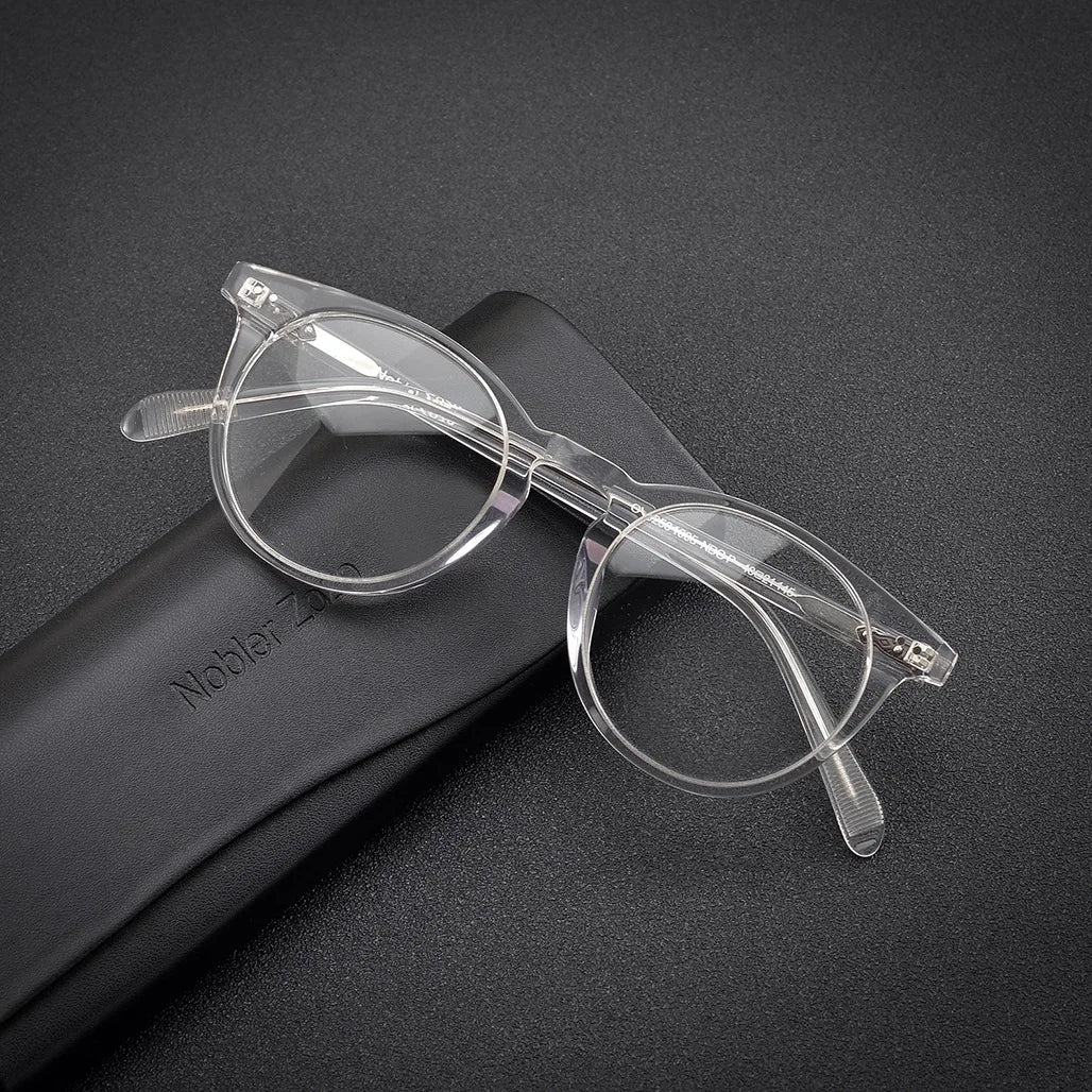 Lumo 07 – Montura redonda artesanal en acetato

Diseño con alma, hecho para durar.
Esta montura de forma redonda y acabado artesanal está fabricada en acetato de alta calidad. Su diseño vintage, elegante y estructurado l
