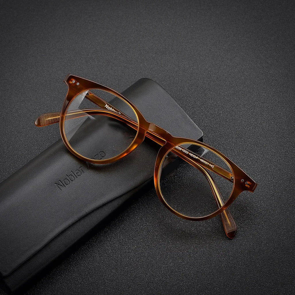 Lumo 07 – Montura redonda artesanal en acetato

Diseño con alma, hecho para durar.
Esta montura de forma redonda y acabado artesanal está fabricada en acetato de alta calidad. Su diseño vintage, elegante y estructurado l