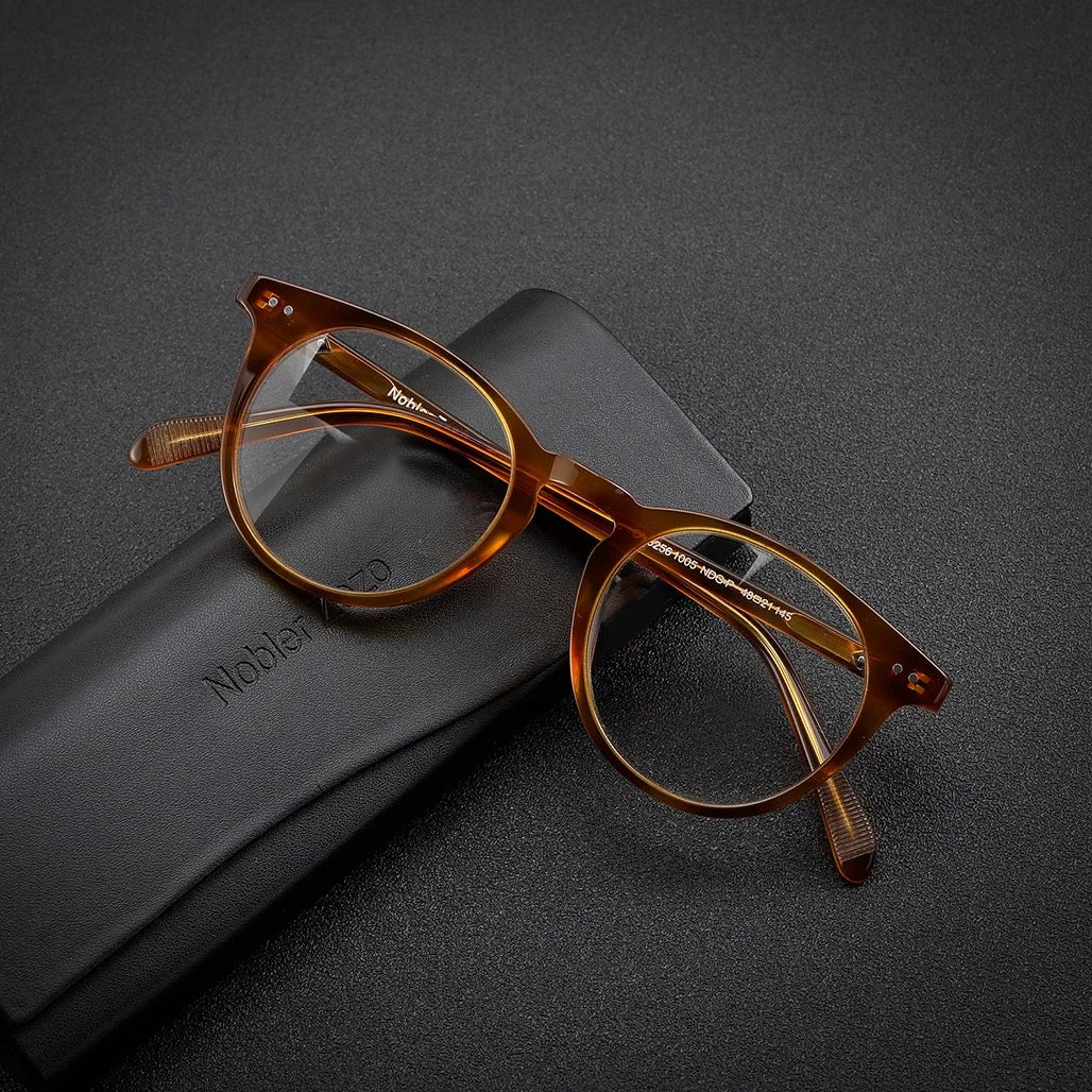 Lumo 07 – Montura redonda artesanal en acetato

Diseño con alma, hecho para durar.
Esta montura de forma redonda y acabado artesanal está fabricada en acetato de alta calidad. Su diseño vintage, elegante y estructurado l