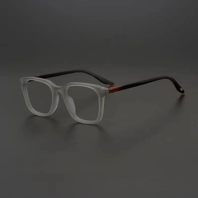 Lumo 04 – Montura cuadrada vintage en TR90 ultraligero

Un clásico con carácter.
Esta montura cuadrada de inspiración retro combina líneas definidas con un diseño ligero y cómodo, ideal para quienes buscan presencia s