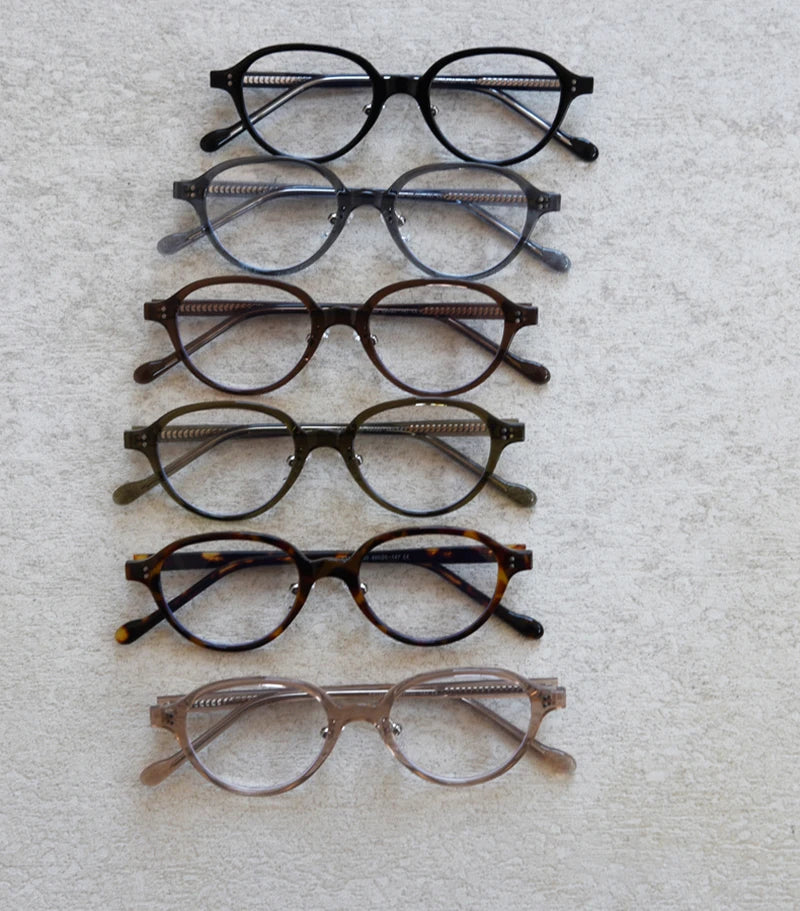 Lumo 06 – Montura ovalada minimalista en TR90 y acetato. Versatilidad sin esfuerzo. Diseño limpio y funcional, perfecta para quienes valoran lo simple y duradero. Su estructura combina ace
