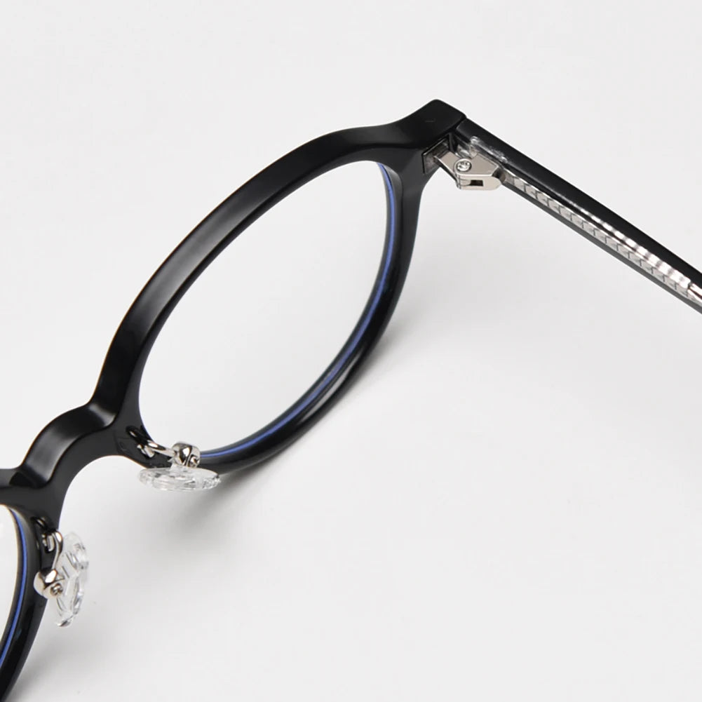 Lumo 06 – Montura ovalada minimalista en TR90 y acetato. Versatilidad sin esfuerzo. Diseño limpio y funcional, perfecta para quienes valoran lo simple y duradero. Su estructura combina ace