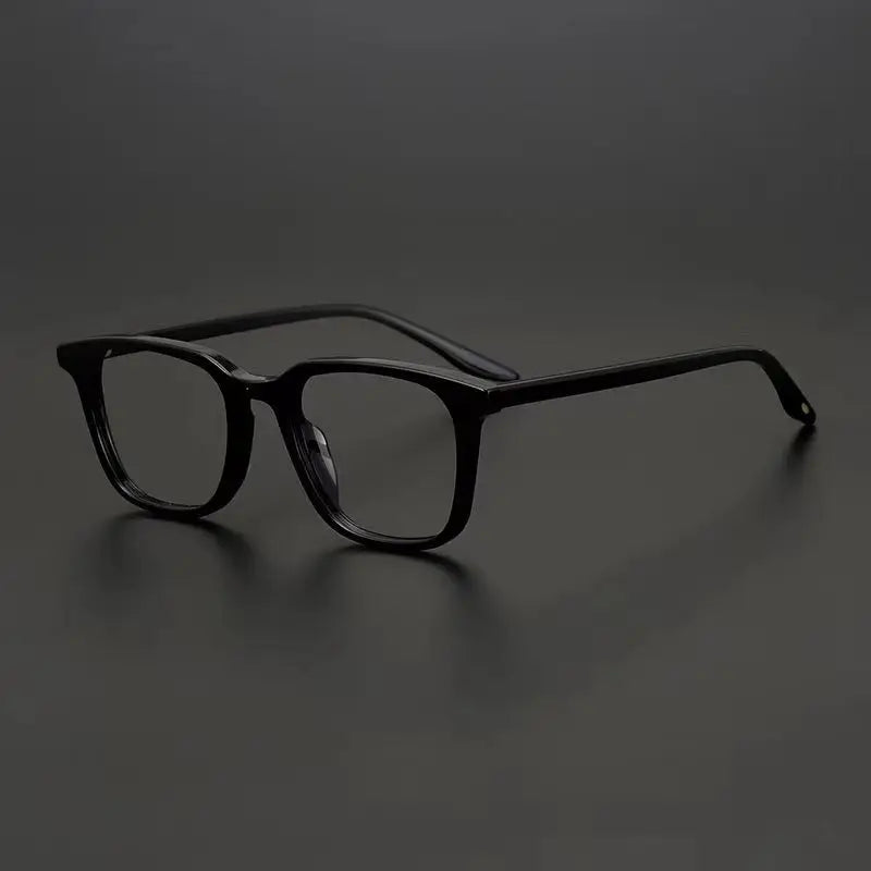 Lumo 04 – Montura cuadrada vintage en TR90 ultraligero

Un clásico con carácter.
Esta montura cuadrada de inspiración retro combina líneas definidas con un diseño ligero y cómodo, ideal para quienes buscan presencia s