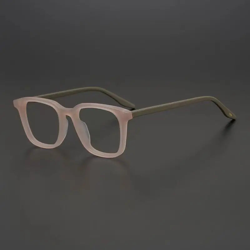 Lumo 04 – Montura cuadrada vintage en TR90 ultraligero

Un clásico con carácter.
Esta montura cuadrada de inspiración retro combina líneas definidas con un diseño ligero y cómodo, ideal para quienes buscan presencia s