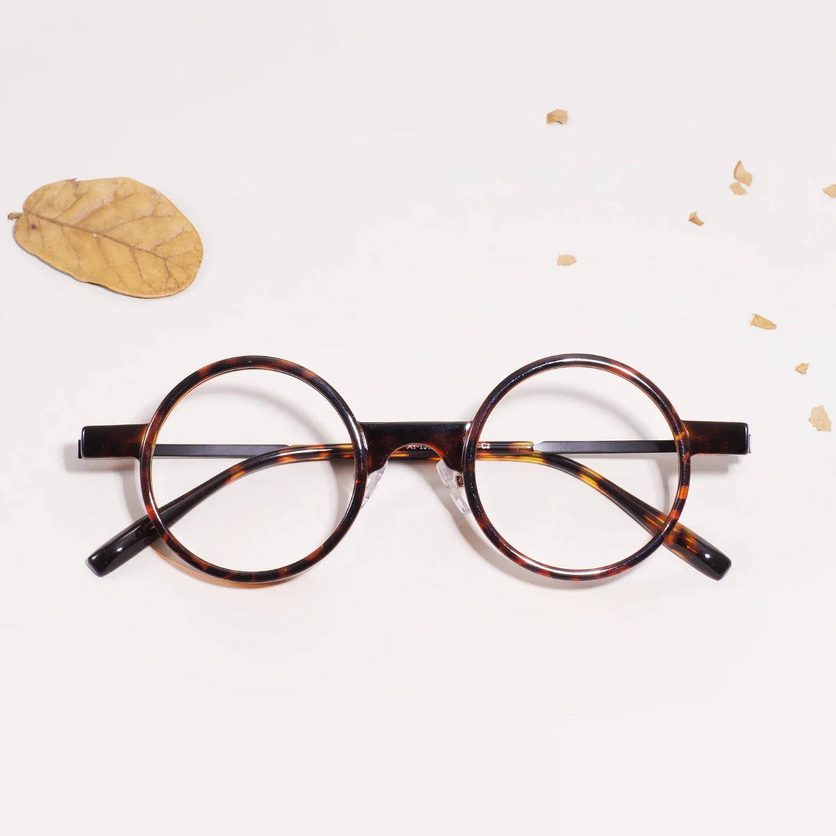 Lumo 05 – Montura redonda retro en TR90

Diseño clásico, comodidad moderna.
Con una silueta pequeña y redonda, esta montura es perfecta para quienes buscan un estilo vintage con un toque intelectual. Fabricada en TR90, o