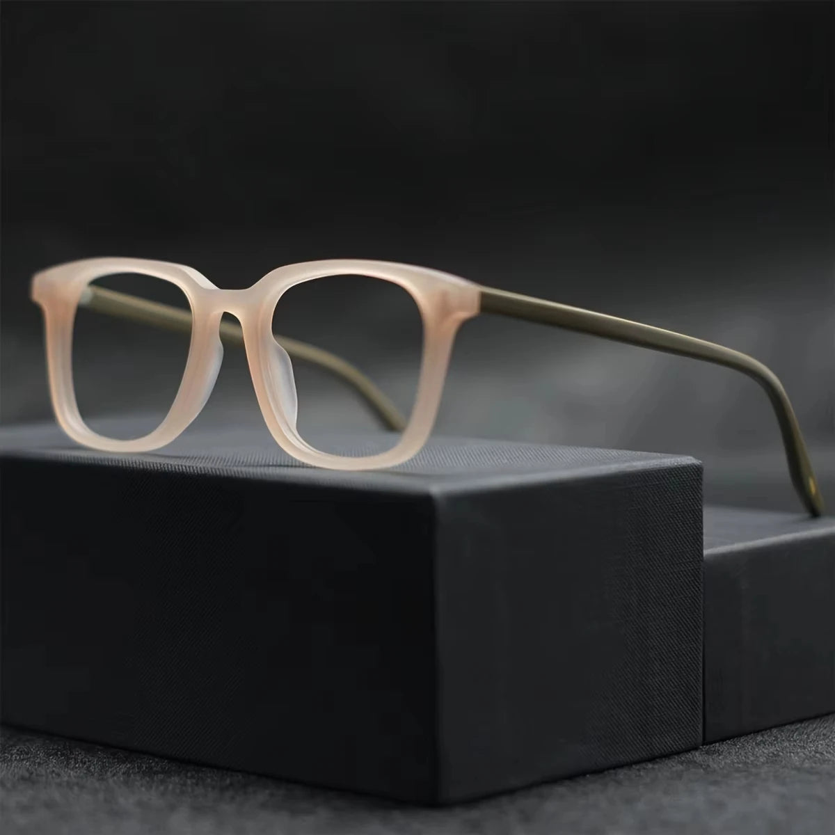 Lumo 04 – Montura cuadrada vintage en TR90 ultraligero

Un clásico con carácter.
Esta montura cuadrada de inspiración retro combina líneas definidas con un diseño ligero y cómodo, ideal para quienes buscan presencia s