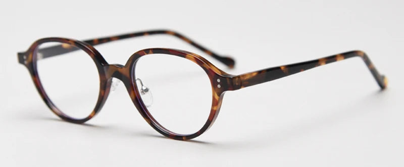 Lumo 06 – Montura ovalada minimalista en TR90 y acetato. Versatilidad sin esfuerzo. Diseño limpio y funcional, perfecta para quienes valoran lo simple y duradero. Su estructura combina ace