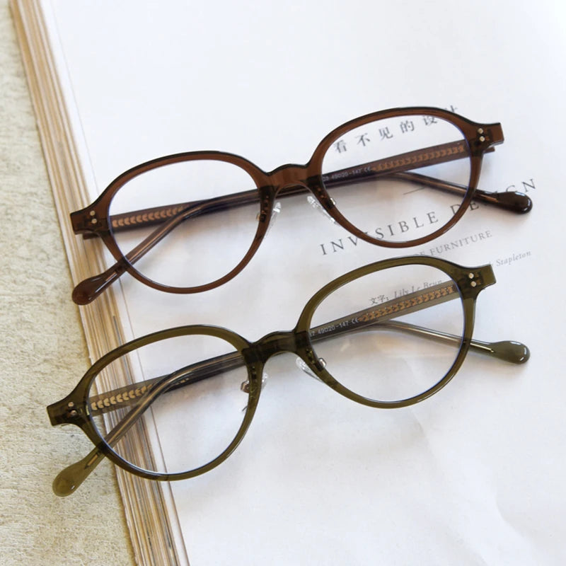 Lumo 06 – Montura ovalada minimalista en TR90 y acetato. Versatilidad sin esfuerzo. Diseño limpio y funcional, perfecta para quienes valoran lo simple y duradero. Su estructura combina ace