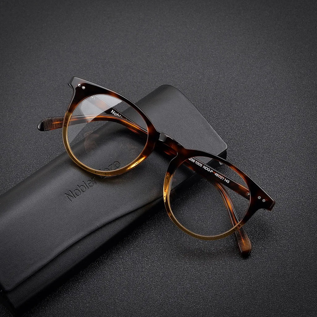 Lumo 07 – Montura redonda artesanal en acetato

Diseño con alma, hecho para durar.
Esta montura de forma redonda y acabado artesanal está fabricada en acetato de alta calidad. Su diseño vintage, elegante y estructurado l
