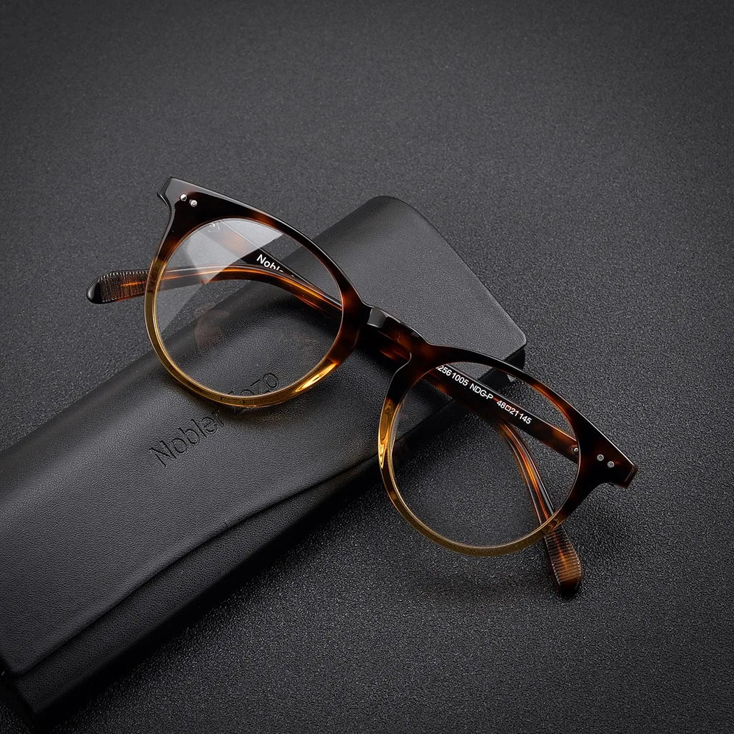 Lumo 07 – Montura redonda artesanal en acetato

Diseño con alma, hecho para durar.
Esta montura de forma redonda y acabado artesanal está fabricada en acetato de alta calidad. Su diseño vintage, elegante y estructurado l