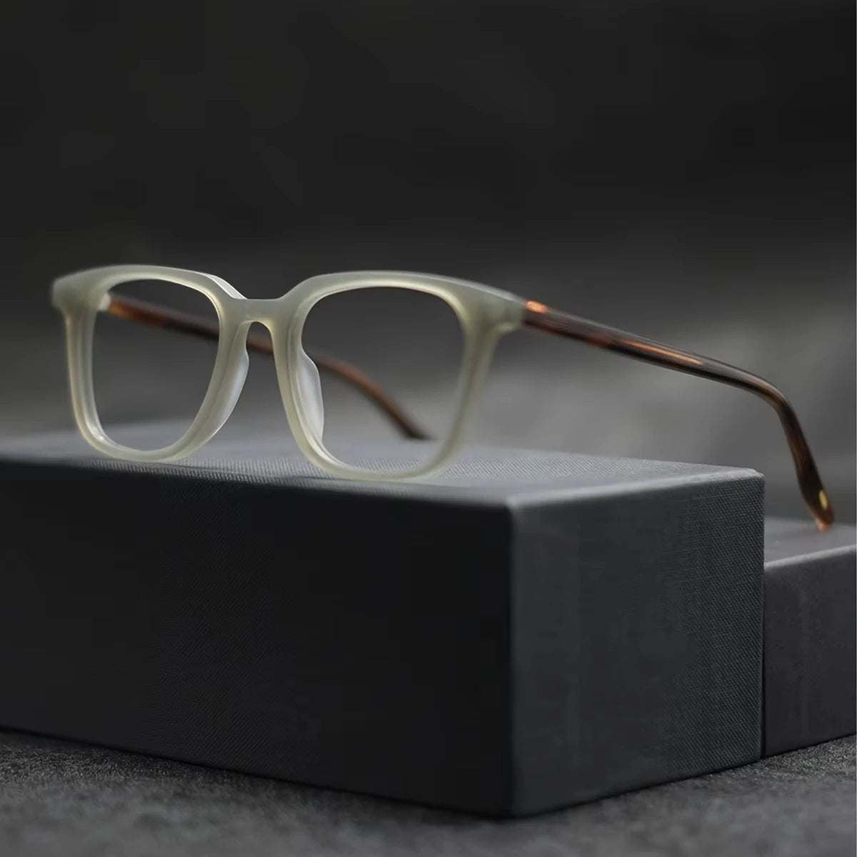Lumo 04 – Montura cuadrada vintage en TR90 ultraligero

Un clásico con carácter.
Esta montura cuadrada de inspiración retro combina líneas definidas con un diseño ligero y cómodo, ideal para quienes buscan presencia s