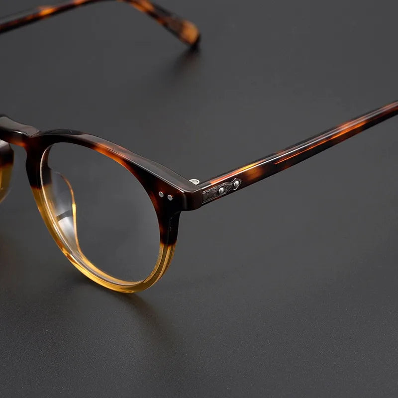 Lumo 07 – Montura redonda artesanal en acetato

Diseño con alma, hecho para durar.
Esta montura de forma redonda y acabado artesanal está fabricada en acetato de alta calidad. Su diseño vintage, elegante y estructurado l