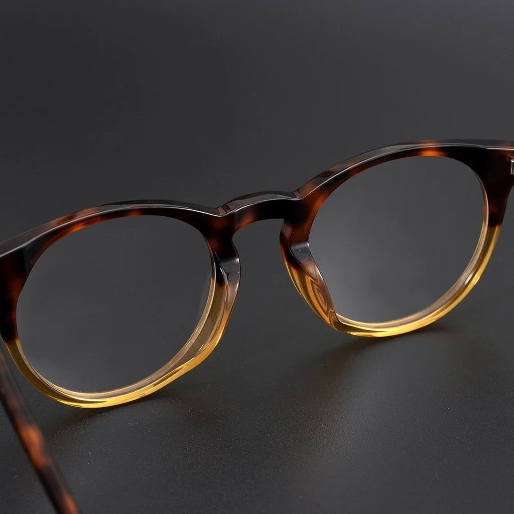 Lumo 07 – Montura redonda artesanal en acetato

Diseño con alma, hecho para durar.
Esta montura de forma redonda y acabado artesanal está fabricada en acetato de alta calidad. Su diseño vintage, elegante y estructurado l