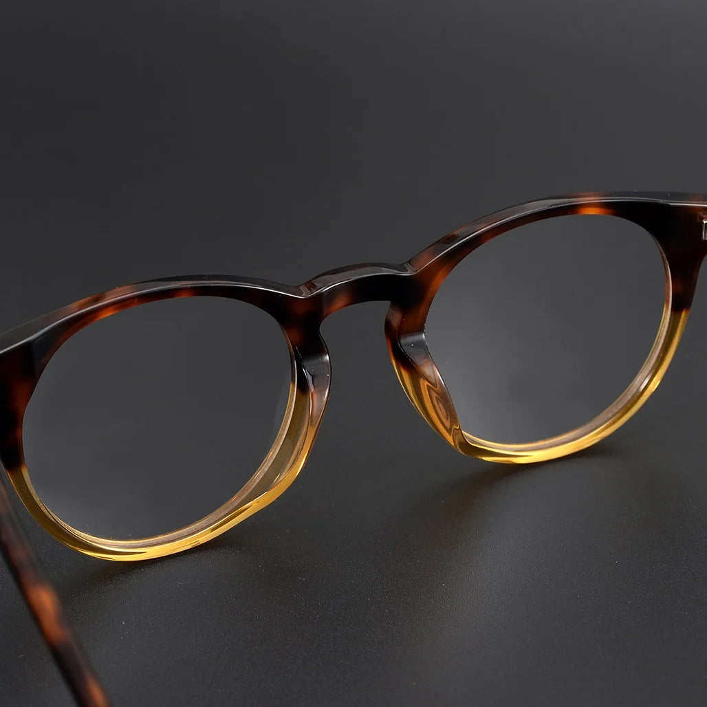 Lumo 07 – Montura redonda artesanal en acetato

Diseño con alma, hecho para durar.
Esta montura de forma redonda y acabado artesanal está fabricada en acetato de alta calidad. Su diseño vintage, elegante y estructurado l