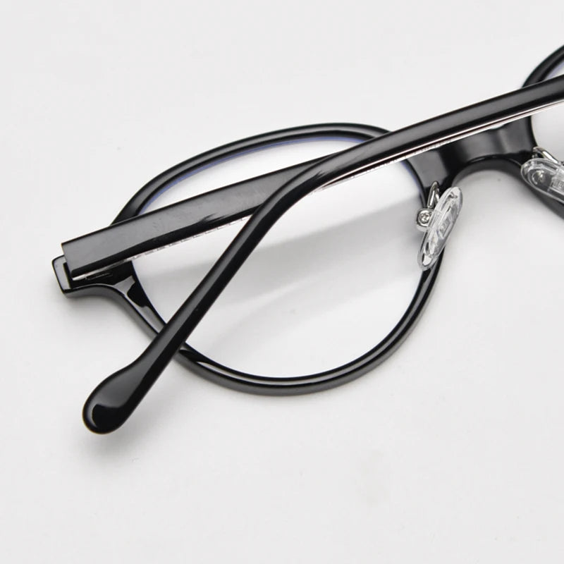 Lumo 06 – Montura ovalada minimalista en TR90 y acetato. Versatilidad sin esfuerzo. Diseño limpio y funcional, perfecta para quienes valoran lo simple y duradero. Su estructura combina ace