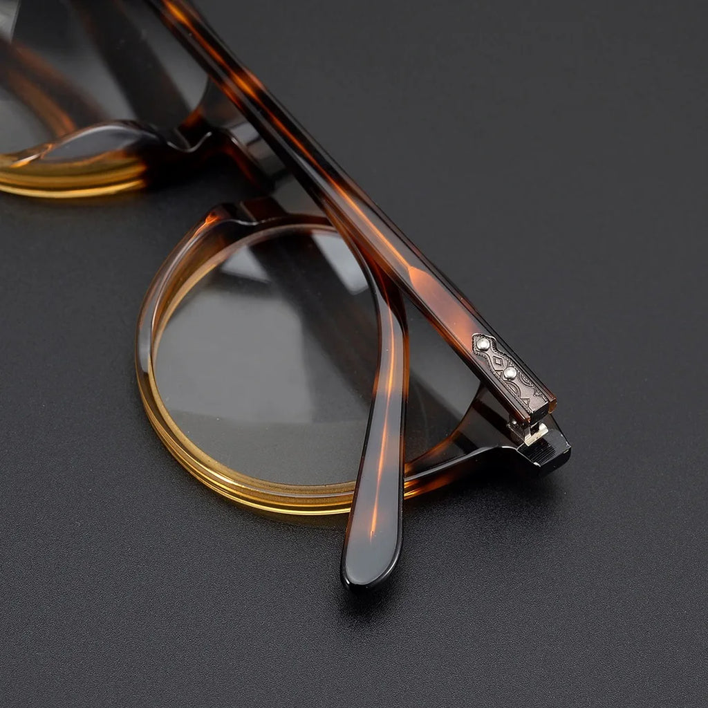 Lumo 07 – Montura redonda artesanal en acetato

Diseño con alma, hecho para durar.
Esta montura de forma redonda y acabado artesanal está fabricada en acetato de alta calidad. Su diseño vintage, elegante y estructurado l