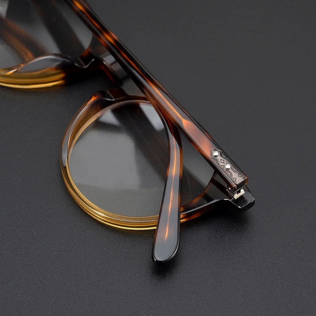 Lumo 07 – Montura redonda artesanal en acetato

Diseño con alma, hecho para durar.
Esta montura de forma redonda y acabado artesanal está fabricada en acetato de alta calidad. Su diseño vintage, elegante y estructurado l