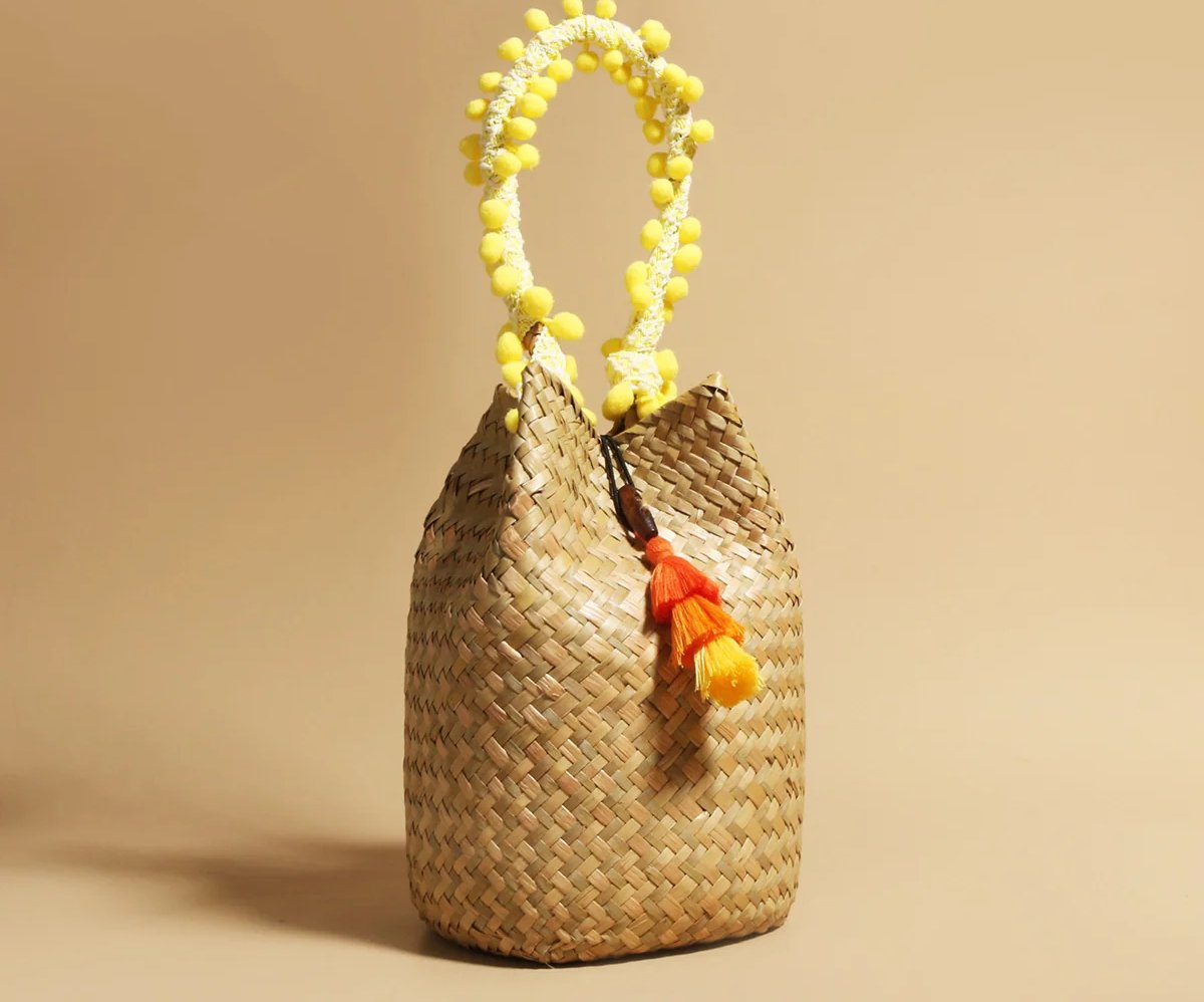 JNIJLI Bohemian Vacation Style Tassel Woven Bucket Bag, Handbag, French Vintage Braided Bag, Versatile for Daily Commute, Fashionable Business Casual, Travel, Beach Wedding, Outing, Holiday